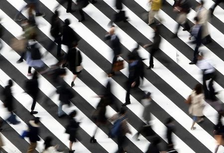 　５月２０日、内閣府が発表した２０１４年１─３月期国民所得統計１次速報によると、 実質国内総生産（ＧＤＰ）は前期比プラス０．６％、年率換算でプラス２．４％となった。都内で３月撮影（２０１５年　ロイター/Yuya Shino）