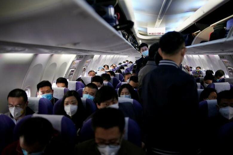 中国では新型コロナウイルスに感染したものの症状が出ない人（無症候性キャリアー）が相当数存在するもようだが、実態は不明のままだ。写真は、上海の空港に駐機中の機内で撮影（２０２０年　ロイター/Aly Song）
