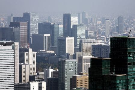 ８日の東京株式市場は記録づくめの１日となった。市場では、ここからバブルが本格化するとの声のほか、先行きについて、警戒する見方も出ている。資料写真、東京・丸の内のビル群、２００８年１１月撮影（２０２１年　ロイター）