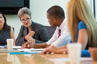 女性と若手が校長になれない、日本の学校の旧態依然