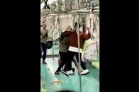 【動画】台湾の地下鉄で、ナイフを手に「無差別」に襲い掛かる男...スマホ映像が捉えた「密室の恐怖」と、乗客の勇気ある反撃