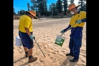 【写真】砂浜に漂着した大量の「正体不明」の球...「人間の排泄物」や「危険な細菌」も検出され、謎は深まるばかり