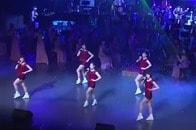 【動画】ミニスカート姿で歌い踊る北朝鮮のレストランのウェイトレスたち