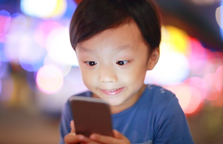 スマホの使用時間が長いほど子どもの学力が低下するという　＊写真はイメージ　real444 - iStockphoto