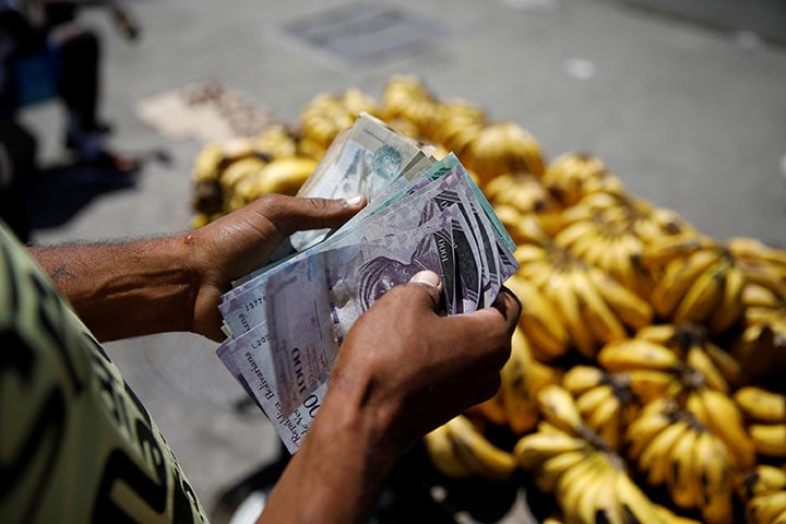 ハイパーインフレ進行中というのにマドゥロ大統領は紙幣を刷り続ける（首都カラカス、2018年3月）