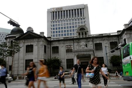１日に発表された議事要旨によると、韓国中央銀行の７月の金融政策決定会合で、理事会メンバーの大半は追加利上げの扉を開いておく必要があるとの意見で一致した。韓国中銀外観、２０１６年７月撮影（２０２３年　ロイター／Kim Hong-Ji）