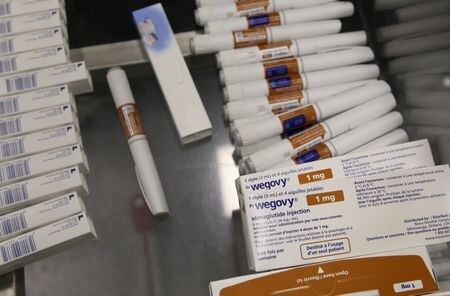 ３月８日、米食品医薬品局（ＦＤＡ）は、デンマークの製薬大手ノボノルディスクの肥満症治療薬「ウゴービ」について、糖尿病ではないが太り過ぎか肥満の成人における脳卒中と心臓発作のリスクを下げる医薬品として承認した。写真はデンマークのヒレレズで同日撮影（２０２４年　ロイター／Tom Little）