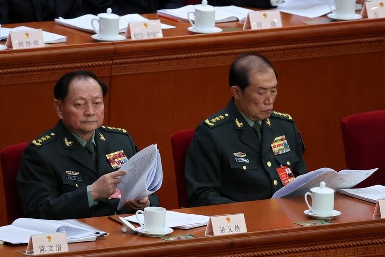 2025年3月の全人代では何（写真右）の姿は確認できていたが…　Florence Lo/REUTERS