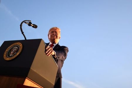 　トランプ米大統領は２８日、辞任を表明した安倍晋三首相を「素晴らしい友人」と呼び、「とても残念だ」と健康不安のため職を辞すという安倍氏の状況を気遣った。写真は、ニューハンプシャー州で演説するトランプ氏（２０２０年　ロイター／Carlos Barria）