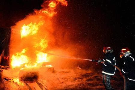 シリアの首都ダマスカス近郊を狙ったイスラエル軍のミサイル攻撃により兵士４人が死亡し、さらに４人が負傷した。写真は、２０２１年１２月２８日にシリア国営メディアが配信した。同国ラタキア港の施設にイスラエルのミサイルが着弾したとされるが、ロイターは独自に検証することができない。（２０２３年　ロイター／ SANA/Handout via REUTERS）