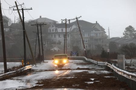 クリスマスの連休を控えた２３日、厳しい冬の嵐が米全土を包み込み、３分の２以上の世帯に対し異常気象警報が発令された。マサチューセッツ州で撮影（２０２２年　ロイター/Brian Snyder）