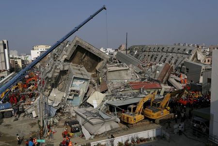 ２月９日、台湾南部の台南市検察当局は、６日早朝に発生した地震で倒壊した集合住宅を手掛けた不動産開発業者を逮捕した。７日撮影(２０１６年　ロイター/TYRONE SIU)