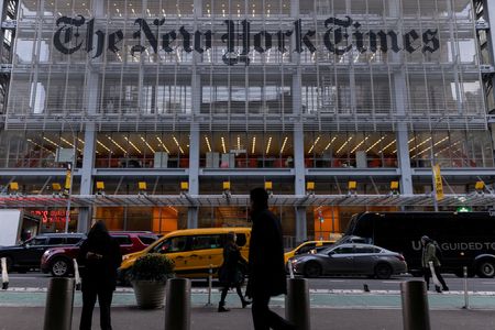 米紙ニューヨーク・タイムズが８日に発表した第１・四半期（１─３月期）決算は、売上高が５億９４００万ドルと、ＬＳＥＧがまとめたアナリスト予想の５億９１９０万ドルを上回った。２０２２年１２月撮影（２０２４年　ロイター/Jeenah Moon）