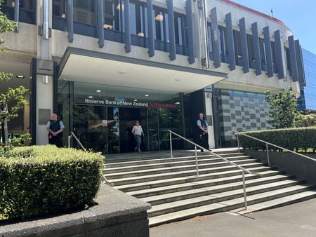 　ニュージーランド（ＮＺ）準備銀行（中央銀行）のチーフエコノミストであるポール・コンウェイ氏は１９日、インフレ率の目標回帰へ前進しているとしつつ、確信を得るには制約的な政策期間が必要だと述べた。写真はウェリントンにある同中銀の入り口前で２０２２年１１月撮影(２０２４年　ロイター/Lucy Craymer)
