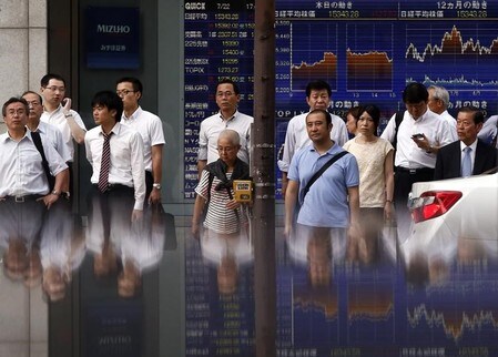 　７月２０日、東京株式市場で日経平均は続落した。商品市況安を背景に中国経済への先行き懸念が広がる中、人民元が対ドルで下落し１年ぶりの安値水準を付けたことを受けて先物に売りが出て、一時２００円を超す下げとなった。写真は都内で２０１４年７月撮影（２０１８年　ロイター／Yuya Shino）