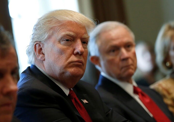 就任直後にはトランプのお気に入りだったセッションズ（写真右）　Andrew Kelly-REUTERS