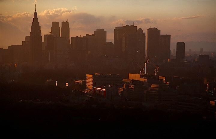 東京都は30日、都内で新たに311人の新型コロナウイルス陽性者が確認されたと発表した。写真は都内で。REUTERS/Toru Hana