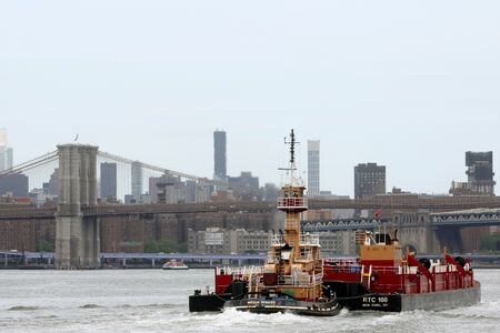 米商務省が２３日に発表した２０２２年第４・四半期の経常収支の赤字額は前期比５．６％減の２０６８億ドルとなった。２０２２年５月撮影（２０２３年　ロイター/Brendan McDermid）