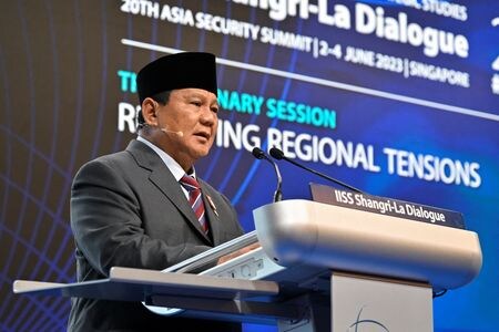 　７月２３日、インドネシアで２０２４年に２月に実施される大統領選では、プラボウォ・スビアント国防相（写真）が若年層を中心に支持を集めている。写真はシンガポールで６月撮影（２０２３年　ロイター／Caroline Chia）