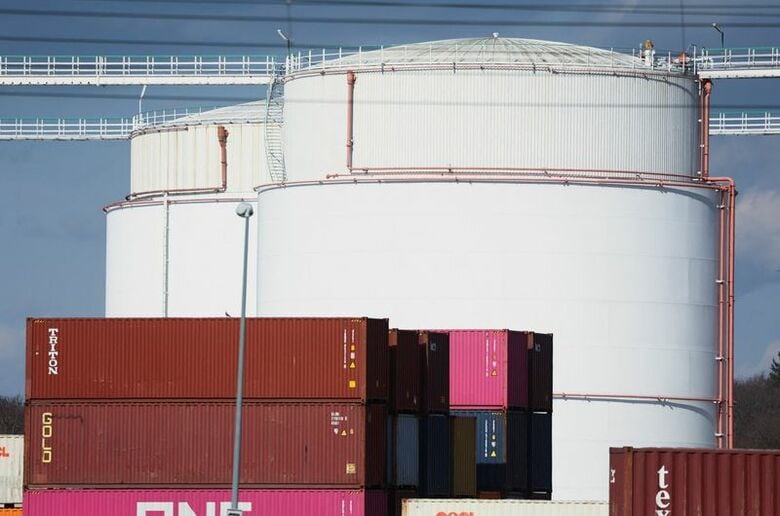 独ベルリンにある鉱物油物流会社の石油貯蔵コンテナ。３月撮影。REUTERS/Liesa Johannssen