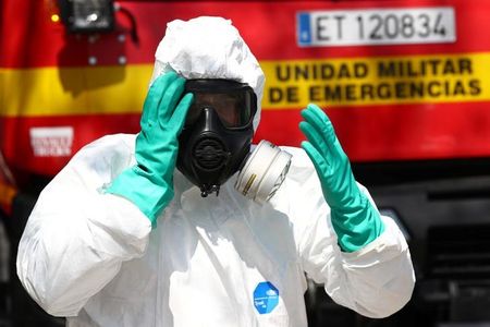 スペインの新型コロナウイルスの感染による死者数が２５日、前日から７３８人増加し、３４３４人に達した。発生源となった中国を超え、死者数が６８２０人に達したイタリアに次いで世界で２番目の水準となった。ヘタフェで撮影（２０２０年　ロイター/SERGIO PEREZ）