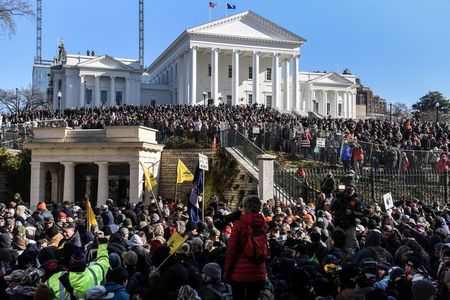 　１月２０日、米バージニア州の州都リッチモンドで銃規制強化に反対する集会が開かれ、２万２０００人余りが銃保有の権利保護を訴えた（２０２０年　ロイター／Stephanie Keith）