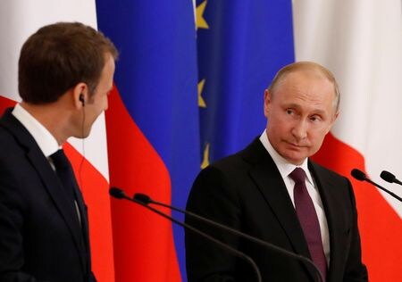 ロシアのプーチン大統領（右）は３日、フランスのマクロン大統領（左）と電話会談し、「いかなる状況でもウクライナにおける軍事作戦の目的を達成する」と言明した。写真は２０１８年５月、セントペテルスブルクで撮影（２０２２ 年　ロイター／Grigory Dukor）