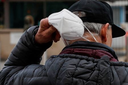 ２月２５日、米疾病対策センター（ＣＤＣ）は新型コロナウイルス感染対策としてのマスク着用に関する指針を大幅に緩和した。新指針では、人口の７２％が屋内でのマスク着用が不要となる。写真は同日、ニューヨーク市内で撮影（２０２２年　ロイター／Eduardo Munoz）