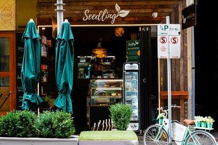 　２月１３日　オーストラリアで人口が２番目に多いビクトリア州が５日間のロックダウン（都市封鎖）に入った。写真は客のいないカフェ。２月１３日、メルボルンで撮影（２０２１年　ロイター/Sandra Sanders）