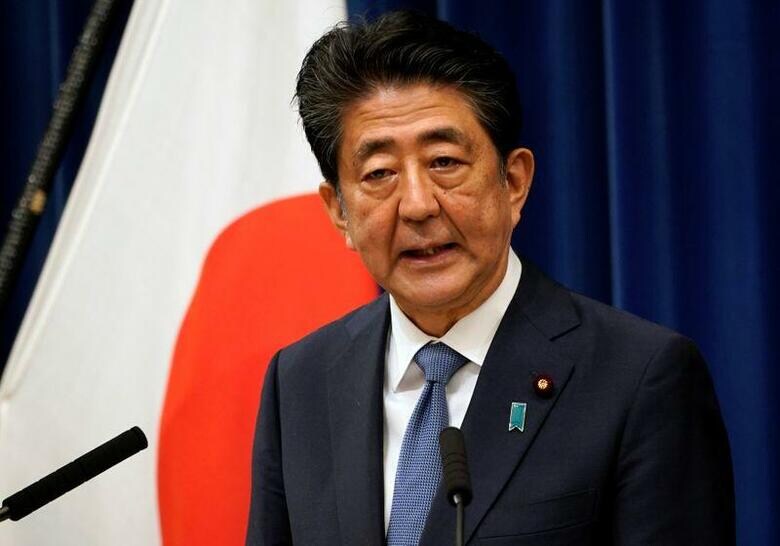 安倍首相は会見し、辞任を表明した。持病の潰瘍性大腸炎の再発が確認されたことを明らかにした上で、国内の新型コロナウイルスの感染が減少傾向に転じたこと、冬に向けた対策拡充を取りまとめたことで、「新体制に移行するならこのタイミングしかないと判断」したと語った。代表撮影(2020年　ロイター)