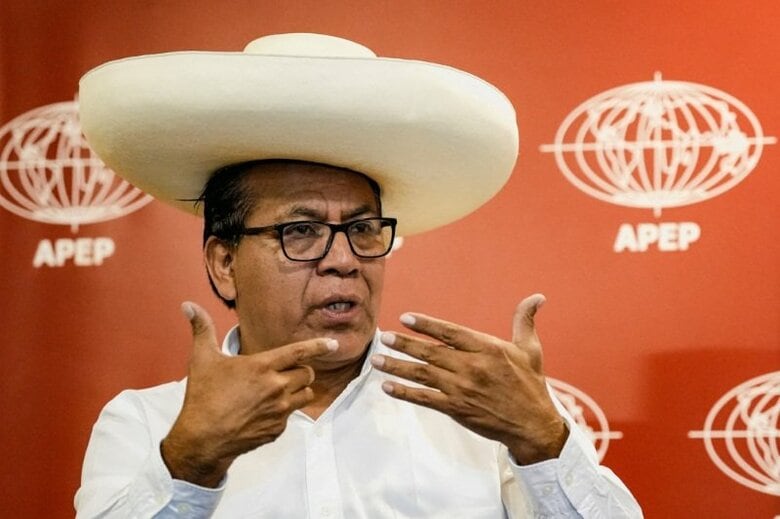 ペルー大統領選の決選投票進出が確実視されている左派候補ロベルト・サンチェス氏。4月30日、リマで撮影。REUTERS/Angela Ponce