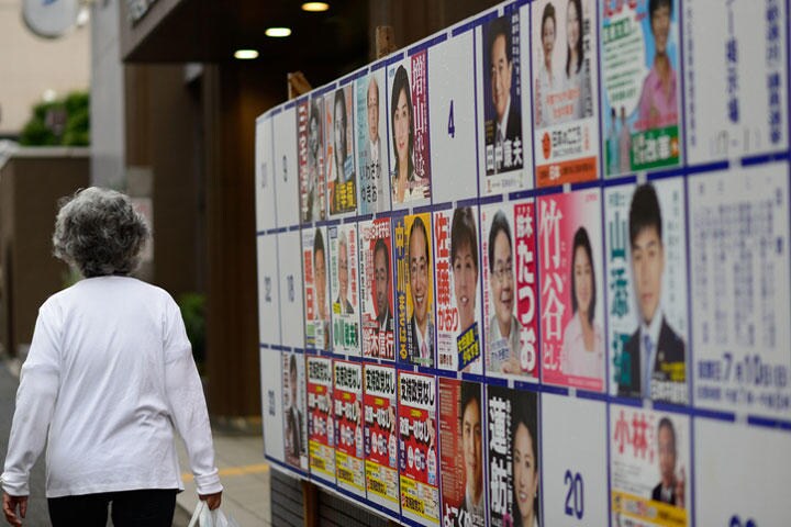 今月の参院選の投票率は50％に満たなかった（画像は2016年参院選の掲示板）　electravk / iStock.