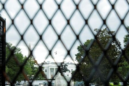 米トランプ政権は２８日、幼少期に親と米国に不法入国した若者「ドリーマー」の強制送還を猶予する「ＤＡＣＡ」プログラムについて、新規申請を拒否すると表明した。ホワイトハウス前で６月撮影（２０２０年　ロイター/LUCAS JACKSON）