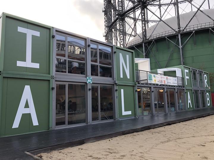 InfraLab Berlinは、ベルリン/シェーネベルクのハイテクパーク内に、水道、ゴミ、電気、ガス、公共交通などの大手インフラ企業が、革新的なスタートアップとの協業を促進するために設立された。