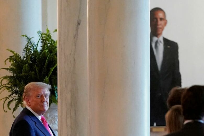 写真はトランプ米大統領と、オバマ元大統領の写真。2025年6月、米ワシントンのホワイトハウスで撮影。REUTERS/Nathan Howard