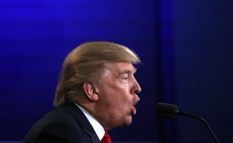 １０月２０日、米ネバダ州ラスベガスで１９日に行われた米大統領選の候補者による第３回テレビ討論会で、共和党のドナルド・トランプ候補（写真）が語った「ここには悪いやつらが何人かいる」という発言と、ライバルの民主党クリントン候補に向けた「なんて嫌な女だ」いう発言が物議を醸し、ソーシャルメディアには怒りのコメントがあふれた。ラスベガスで１９日撮影（２０１６年　ロイター/Carlos Barria）