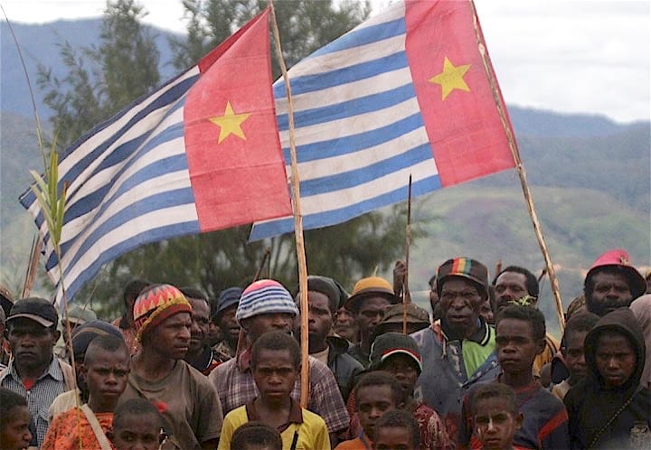 「モーニングスター旗」を掲げるパプアの独立運動の支援者たち　Muhammad Yamin - REUTERS