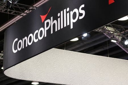 　５月２９日　米石油大手コノコ・フィリップスは、マラソン・オイル買収に向け交渉が進んだ段階にある。写真はコノコ・フィリップスのロゴで、２０２３年７月にカナダ・バンクーバーで撮影（２０２４年　ロイター／Chris Helgren）