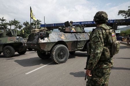 写真は、ベネズエラとコロンビアの国境で軍用車両の近くに立つ兵士。2026年1月5日撮影。REUTERS/Luisa Gonzalez