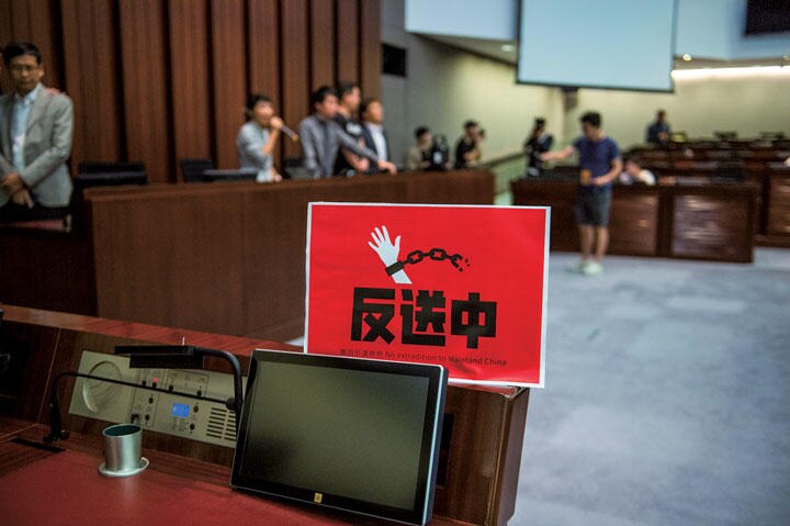 条例改正案の審議で紛糾する香港立法会（議会）。「身柄引き渡し法反対」というプラカードも（5月14日）　VERNON YUENーNURPHOTO／GETTY IMAGES