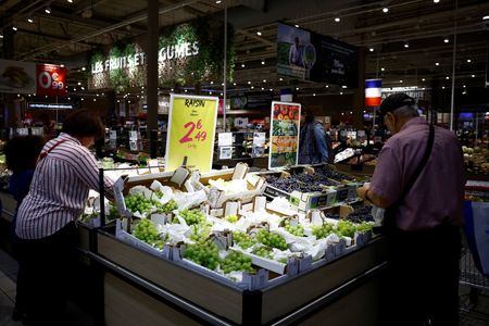 欧州連合（ＥＵ）統計局が１７日発表した１０月のユーロ圏消費者物価指数（ＨＩＣＰ）改定値は、前年比上昇率が速報値から変わらずの２．９％で、９月の４．３％から大きく減速した。パリ近郊のスーパーマーケットで９月撮影。（2023年　ロイター/Sarah Meyssonnier/File Photo）