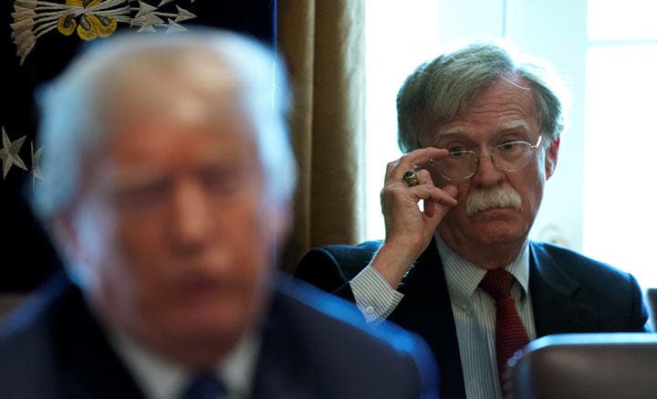 北朝鮮の核放棄が制裁解除の条件と言ってきたボルトン（2018年4月5日、ホワイトハウスで）　Kevin Lamarque-REUTERS