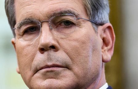 ベセント米財務長官は１９日、インドがウクライナ戦争中にロシア産石油の購入を大幅に増加させることで不当な利益を得ていると非難、米国はこの状況を容認できないと述べた。１８日撮影（２０２５年　ロイター/Kevin Lamarque）