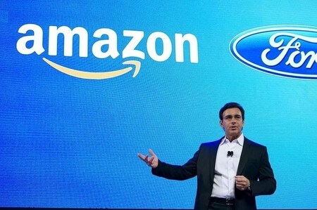 　１月４日、米自動車大手フォード・モーターは、米インターネット通販最大手アマゾン・ドット・コムの「アレクサ」の活用を今後さらに拡大する方針を明らかにした。写真は昨年１月米ラスベガスでの技術見本市「コンシューマー・エレクトロニクス・ショー」で、記者会見を行うマーク・フィールズ・フォードモーターＣＥＯ（２０１７年　ロイター／Rick Wilking）