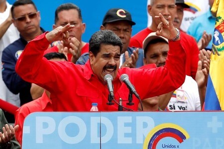 　８月９日、米政府は、ベネズエラの反米左派マドゥロ政権による新憲法制定を目的とした制憲議会発足に関与したとして、同国の政府関係者８人に対し、米国にある資産の凍結や渡米禁止、米企業との取引差し止めなどの制裁を科した。写真はマドゥロ大統領。カラカスで７月撮影（２０１７年　ロイター／Carlos Garcias Rawlins）