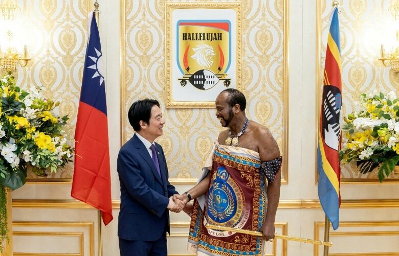 5月2日、エスワティニ国王ムスワティ３世と握手を交わす台湾の頼清徳総統。エスワティニのマンジニ近郊で撮影。台湾総統府提供。REUTERS