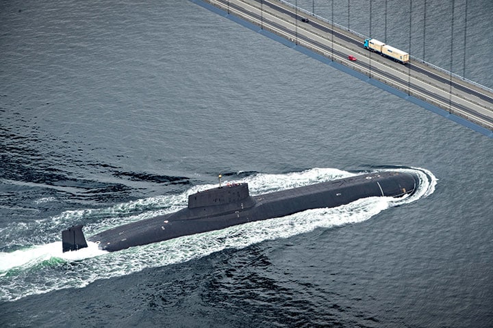 デンマークのグレートベルト橋の下を航行するロシア原潜　Scanpix Denmark/Sarah Christine Noergaard/Reuters