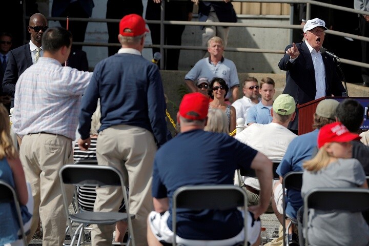 ニューハンプシャーの工場で演説するトランプ　Brian Snyder-REUTERS