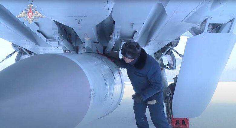 ロシア国防省は19日、ウクライナ西部イワノフランコフスクにある地下弾薬庫を極超音速ミサイルで破壊したと発表した。ロシアのインタファクス通信が伝えた。写真はロシア空軍のミグ31戦闘機に搭載した極超音速ミサイル「キンジャール」。2月19日に公開されたビデオからの画像。撮影場所不明（2022年　Russian Defence Ministry/Handout via REUTERS）
