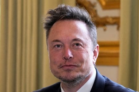 　５月２３日、米電気自動車（ＥＶ）大手テスラのイーロン・マスク最高経営責任者（ＣＥＯ）は、同社がおそらく年末までに新たな工場の建設地を決めると述べた。パリで１５日、代表撮影（２０２３年　ロイター）